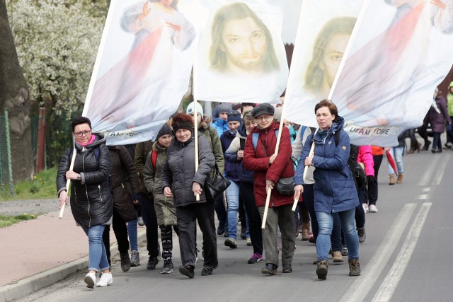 Kobiety idą w Drodze Krzyżowej