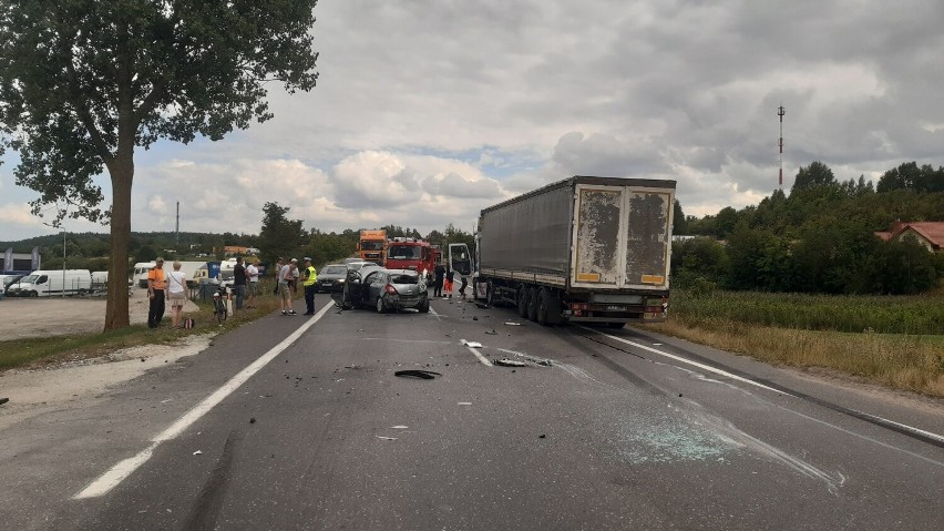 Zderzenie dwóch aut osobowych i ciężarówki na Drodze...