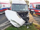 Wypadek busa w Dąbrowie Górniczej. Zderzył się z samochodem dostawczym. Pięć osób poszkodowanych