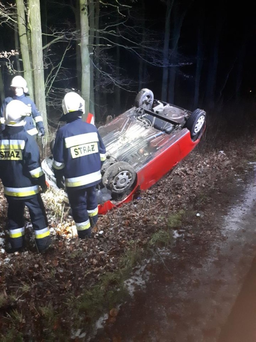 Groźny wypadek pod lasem. W rozbitym samochodzie nie było kierowcy