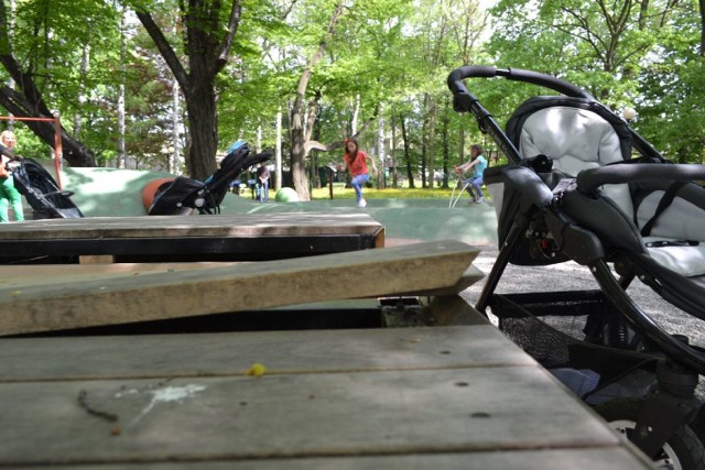 Plac zabaw w parku miejskim znów do poprawki