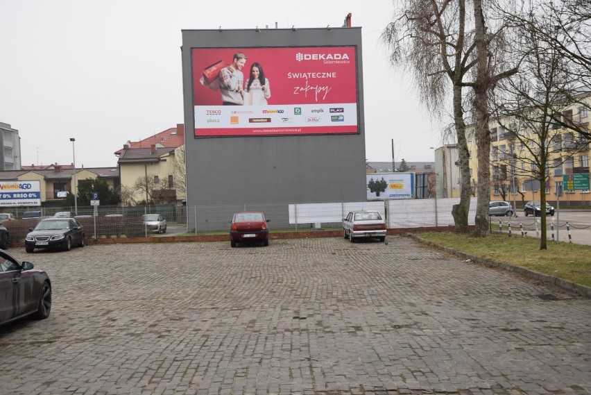 Parking przy sądzie w Skierniewicach na sprzedaż. Czy zbliża się rozbudowa Dekady?