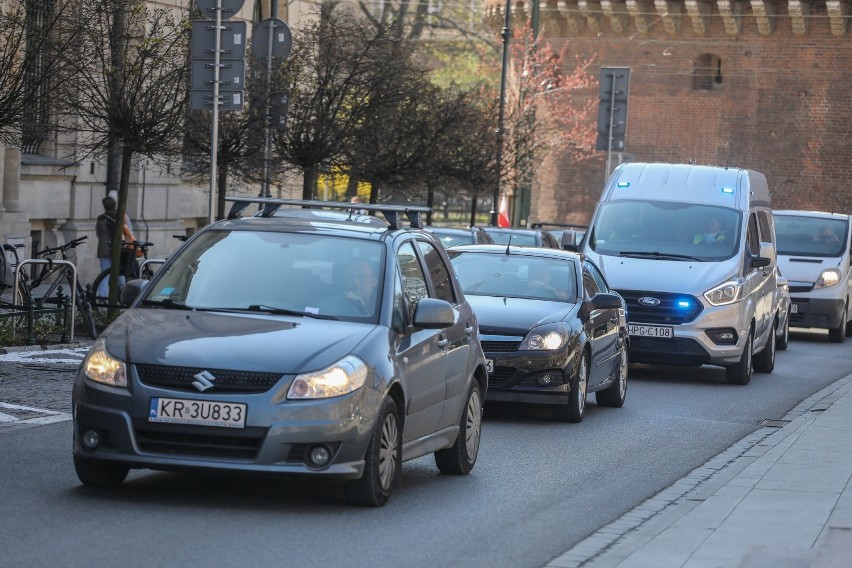 Krakowscy przedsiębiorcy protestowali w samochodach. Interweniowała policja. Posypały się mandaty [ZDJĘCIA]
