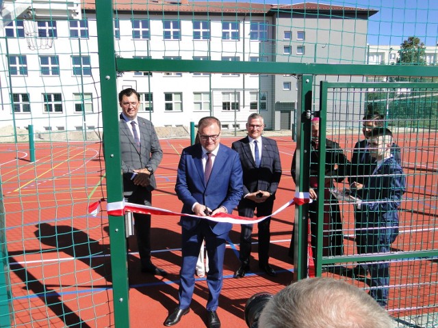 Radosław Witkowski, prezydent Radomia, podczas symbolicznego przecięcia wstęgi na nowym boisku w Zespole Szkół Elektronicznych.