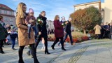 Mieszkańcy Strzelec Opolskich uczcili Narodowe Święto Niepodległości. Odśpiewali hymn przy pomniku ofiar wojen i przemocy