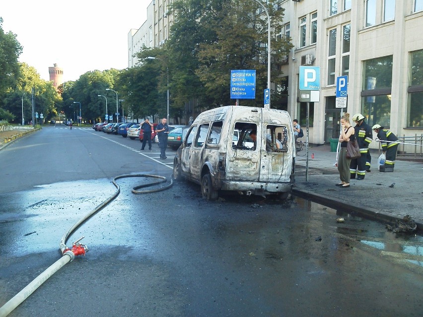 Na Placu Starynkiewicza spłonął samochód