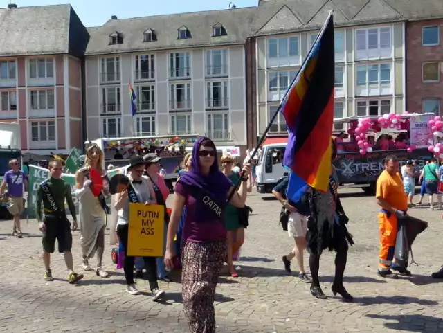 W Niemczech i Szwajcarii używa się terminu CSD. W innych krajach do opisania podobnych społeczności LGBT, używa się raczej terminu gay pride, akcentującego ich dumę z własnej orientacji seksualnej. Fot.Isabella Degen