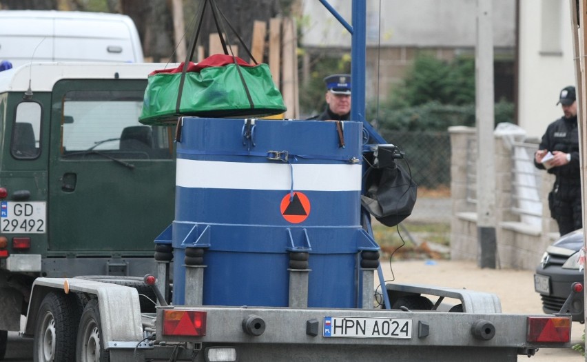 Gdynia. Flesz z przeszłości. 22.11.2012. Broń i materiały wybuchowe w kamienicy w Orłowie. Akcja pirotechników przy ul. Kasztanowej