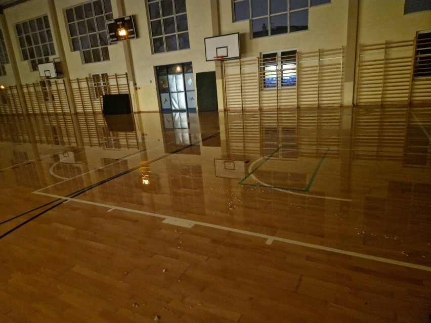 Woda zalała całą salę gimnastyczną.