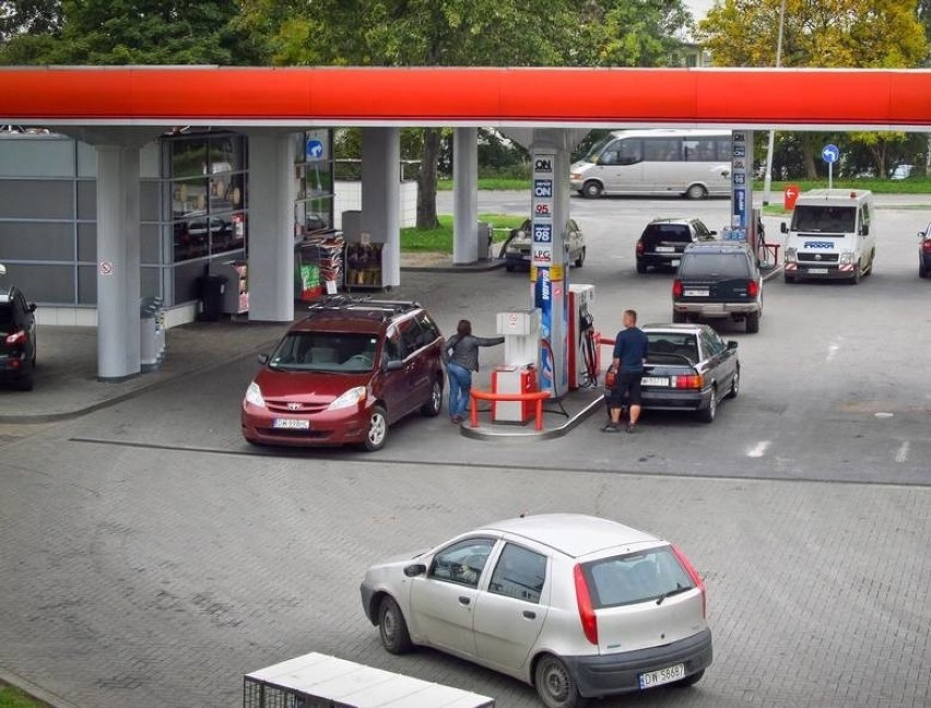 Ceny za litr paliwa systematycznie maleją. Sprawdziliśmy, na...