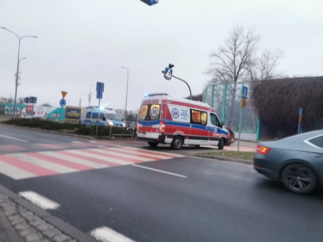 W rejonie Ronda Solidarności w Koszalinie samochód osobowy potrącił osobę poruszającą się na hulajnodze. Jak podaje koszalińska policja na szczęście nikt nie odniósł poważnych obrażeń. Na miejscu są policjanci, którzy ustalają kto jest winny zdarzeniu.

Na ul. Gnieźnieńskiej mogą wystąpić utrudnienia w ruchu.