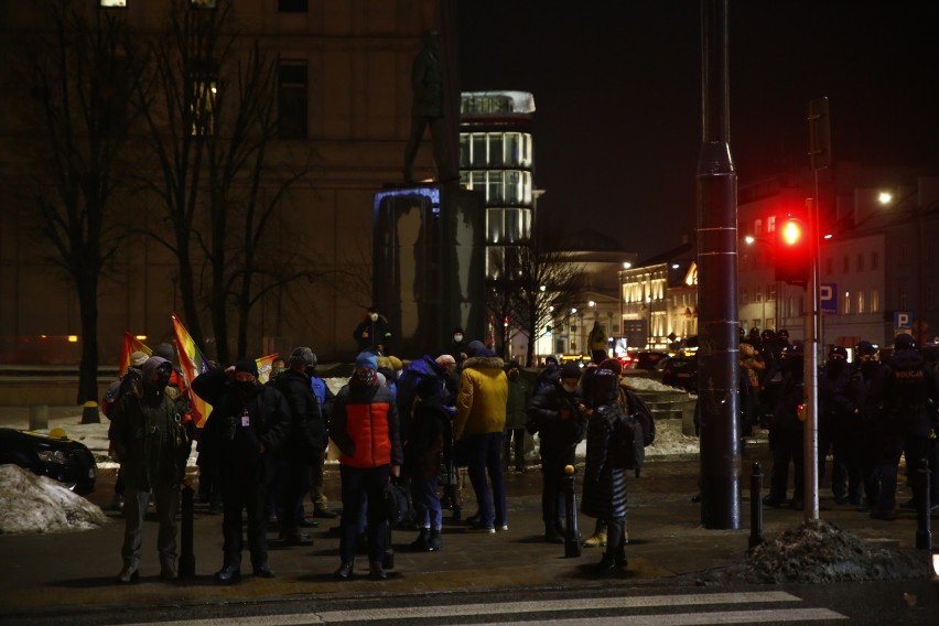 Protest w Warszawie. Strajk Kobiet i antyfaszyści demonstrują przeciwko polityce rządu.''Chcą wprowadzić kaganiec na obywateli''