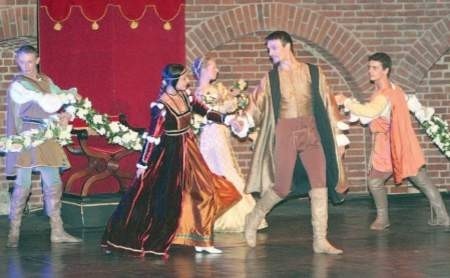 Sceniczna Cecylia Gallerani tańczy z niewiernym księciem

  fot. LUDWIK KOSTUŚ