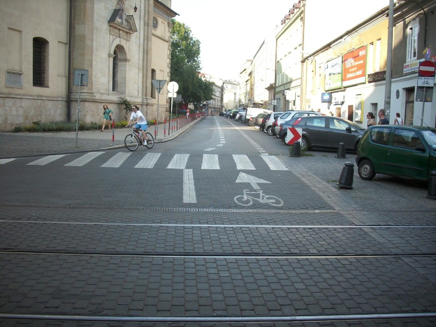 Przykład z Krakowa. Po stronie gdzie parkują samochody...