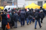 Walka o darmowe choinki w centrum Warszawy? Ustawiła się ogromna kolejka! [ZDJĘCIA]