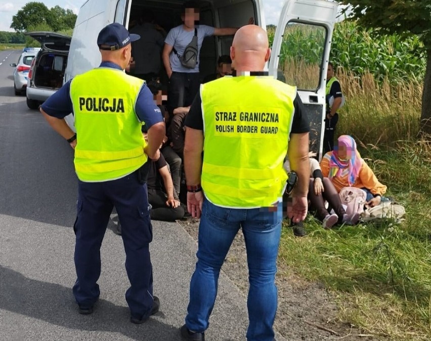 Policjanci z Krapkowic zatrzymali 18 imigrantów upchniętych...