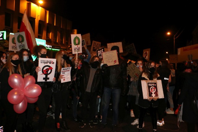 Mężczyzna miał w torbie kilkadziesiąt jajek. Rzucał nimi w protestujących mieszkańców Lipna