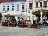 Oświęcim. Tłoczno na Rynku. Ogródki gastronomiczne cieszą się dużą popularnością. Znów można w nich posiedzieć, zjeść i napić się ZDJĘCIA