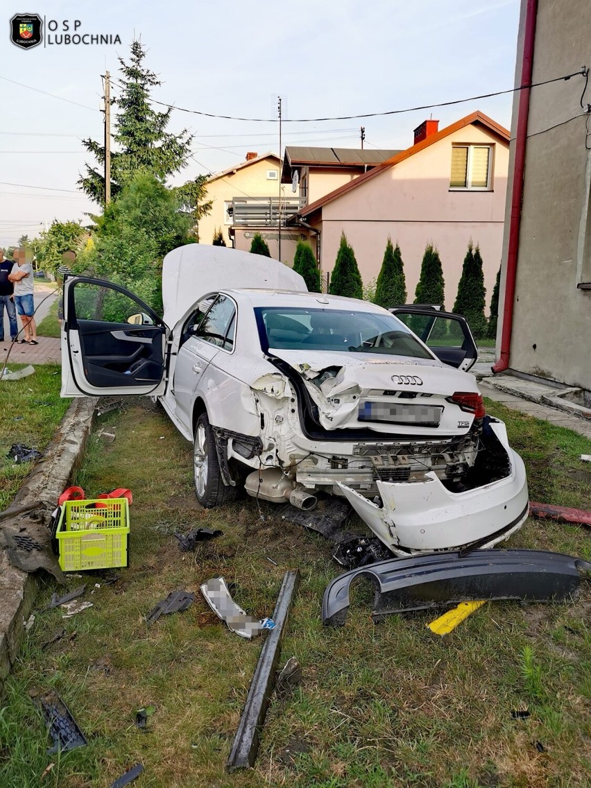 Wypadek na ul. Łódzkiej w Lubochni. Kierowca stracił panowanie nad pojazdem i wpadł na posesję [ZDJĘCIA]