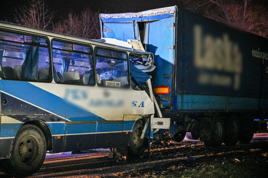 W Przeworsku autobus uderzył w naczepę tira. Jedna osoba została poszkodowana [ZDJĘCIA]