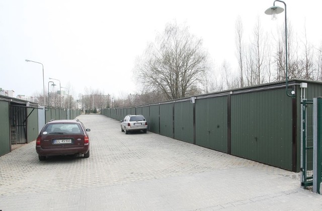 Kompleks w rejonie ul. Nastrojowej i ul. Łososiowej składa się z 60 blaszanych garaży.