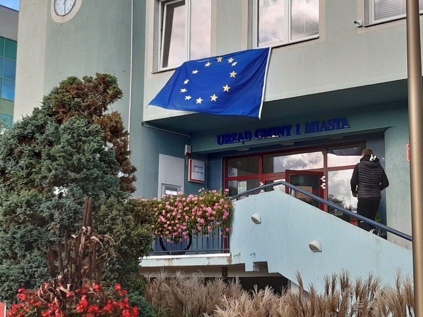 Goleniów "proeuropejski". Unijna flaga pod oknem burmistrza Krupowicza