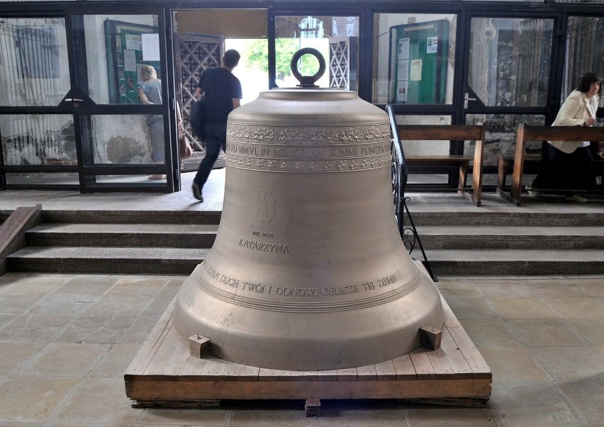 Gdańsk: Ostatni z dzwonów carillonu już na wieży kościoła św. Katarzyny [ZDJĘCIA]