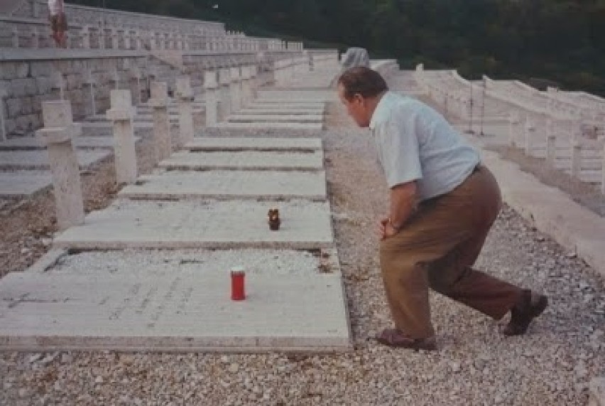 1 Kazimierz Basiński na cmentarzu Monte Cassino przed grobem...