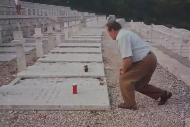 1 Kazimierz Basiński na cmentarzu Monte Cassino przed grobem swojego dowódcy ppor. Leona Chałupy, maj, 1992 rok