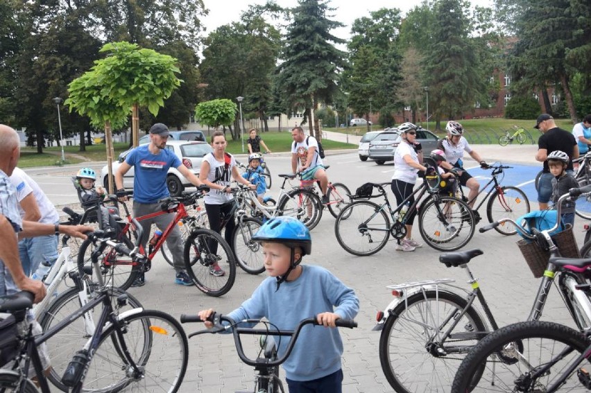 Rajd rowerowy w Chodzieży: Udział wzięła prawie setka osób! [ZDJĘCIA]