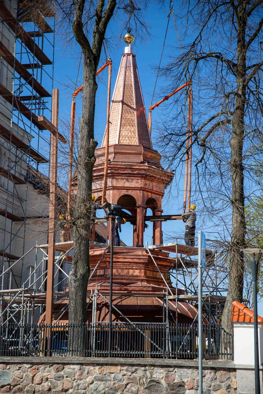 Supraśl. Montaż hełmu na wieży kościoła pod wezwaniem Świętej Trójcy [zdjęcia]