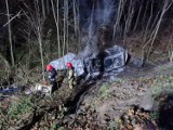 Tragiczny wypadek pod Chełmnem. W rozbitym samochodzie znaleziono dwa zwęglone ciała. Trwa ustalanie tożsamości ofiar