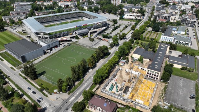 Budowana hala sportowa obok I Liceum Ogólnokształcącego im. Stefana Żeromskiego w Kielcach pnie się w górę.

Zobacz kolejne zdjęcia