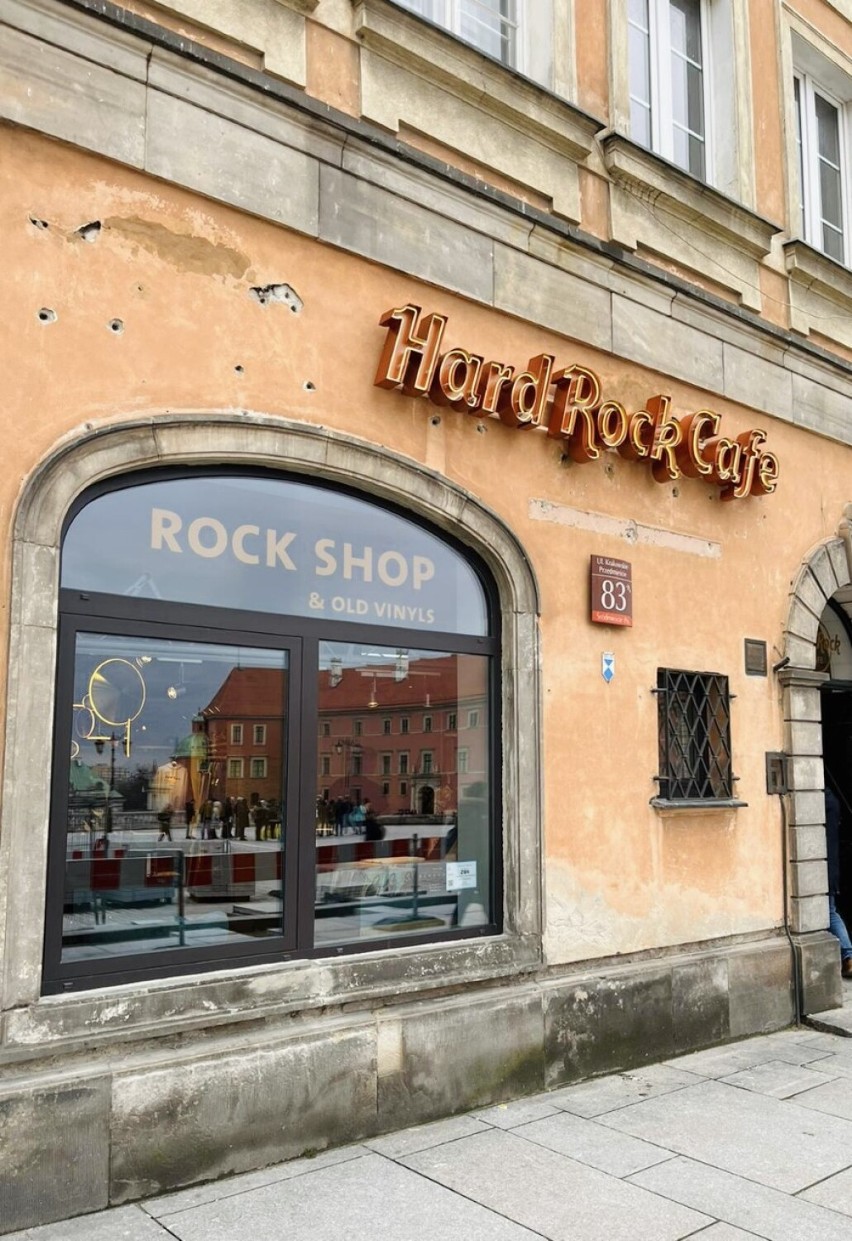 Nowy sklep Hard Rock Cafe w Warszawie otwarty. To pierwszy na świecie sklep marki połączony z antykwariatem płyt winylowych