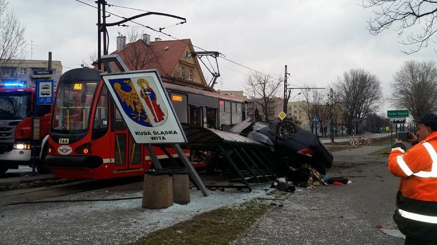 Wypadek w Rudzie Śląskie na ul. Zabrzańskiej. BMW wjechało w przystanek tramwajowy [ZDJĘCIA]