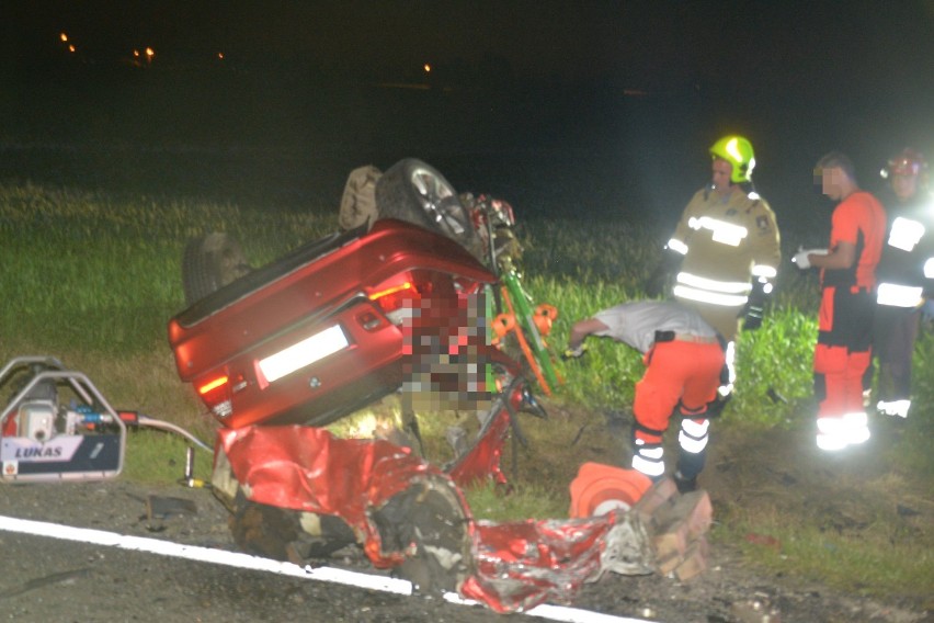 Tragiczny wypadek w gminie Brześć Kujawski. Czołowe zderzenie cysterny z bmw [zdjęcia, wideo]