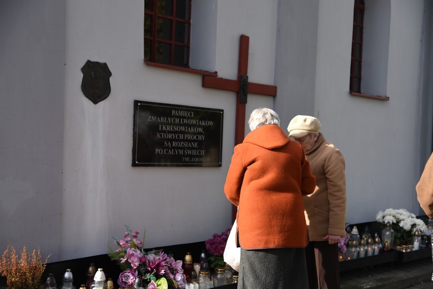 Jarosławianie od samego rana odwiedzają cmentarze w dniu Wszystkich Świętych. Odwiedziliśmy między innymi Stary Cmentarz [ZDJĘCIA] 