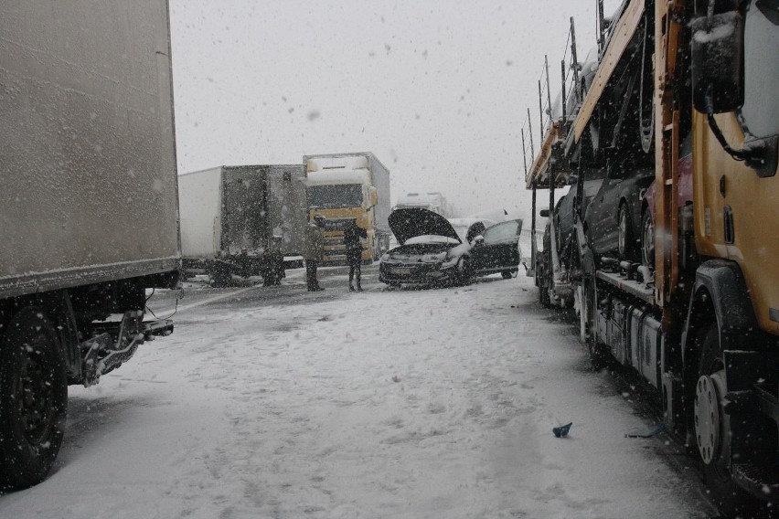 Wypadek na autostradzie A4 przy zjeździe na Złotoryję