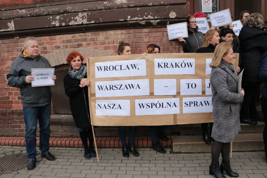 Podobne manifestacje odbywają się w całej Polsce. Pracownicy...