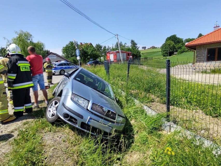 Jasienna wypadek. Zderzenie seata ze skodą. Trzy poszkodowane osoby trafiły do szpitala 