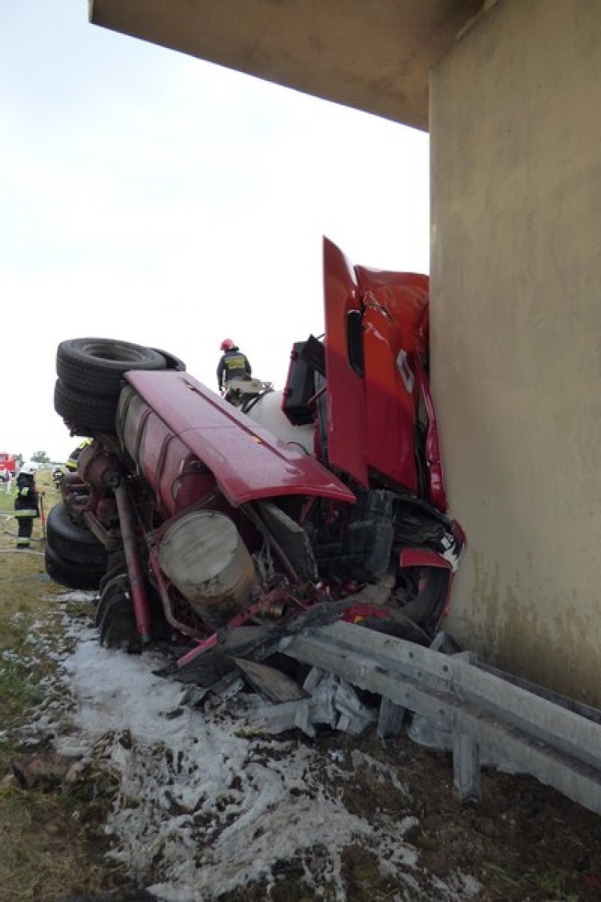 Wypadek na A2. W Rożniatowie Kolonii cysterna uderzyła w...