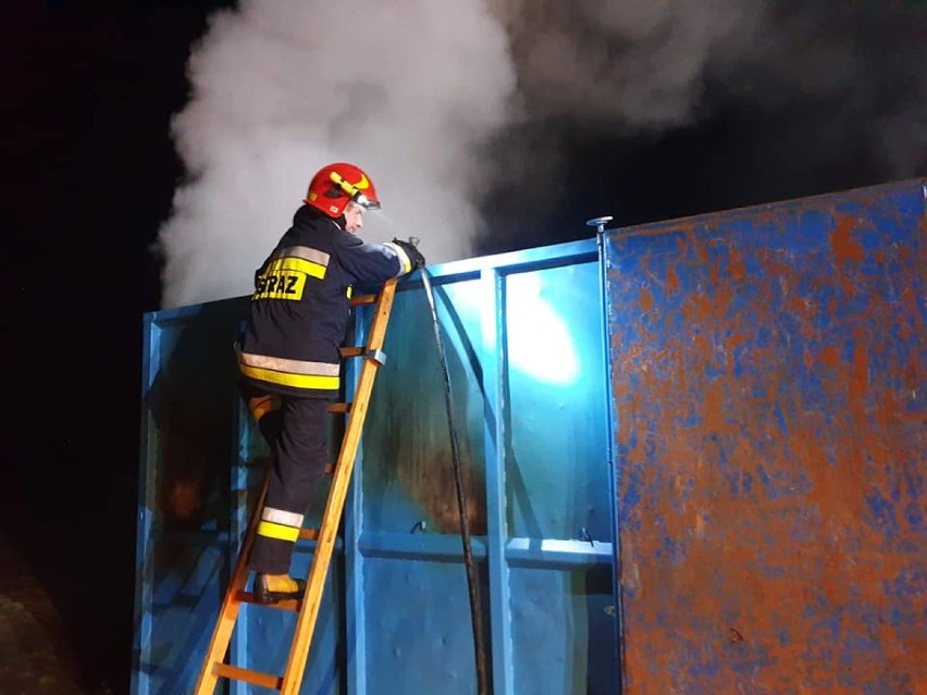 Gmina Cedry Wielkie: Pożar kontenera na śmieci w miejscowości Trutnowy w sylwestrową noc[ZDJĘCIA]