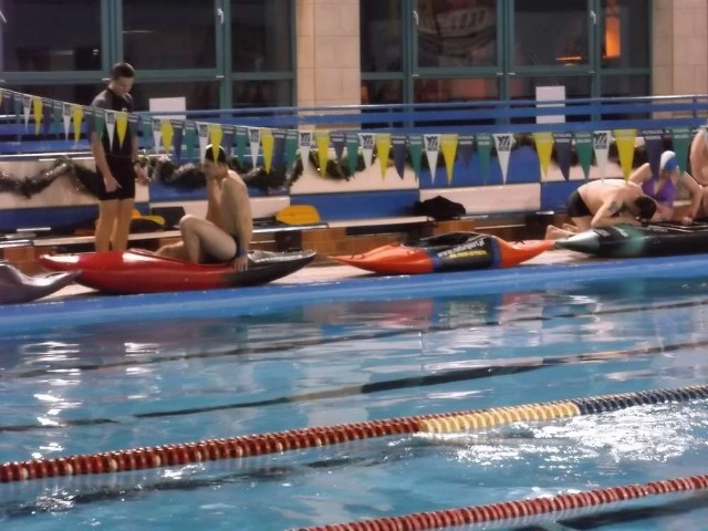 Ćwiczenia kajakarzy na basenie