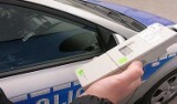 Pijana kobieta przywiozła autem malutkie dzieci... na komendę policji w Ostrowcu