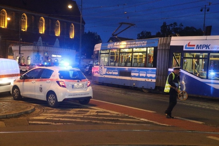 Na Świdnickiej koło Renomy wykoleił się tramwaj [ZDJĘCIA]