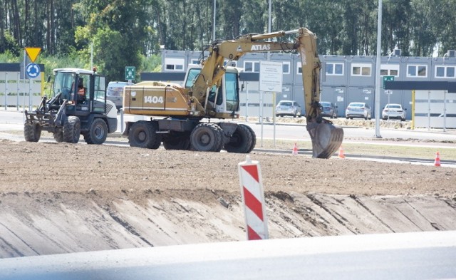 Trwa remont drogi w Świebodzinie, realizowany przez spółkę odpowiedzialną za budowę centrum logistycznego Amazon.