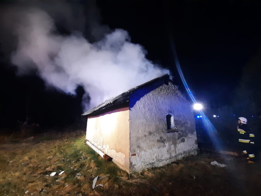 Nocny pożar w Strobinie. Policja bada okoliczności