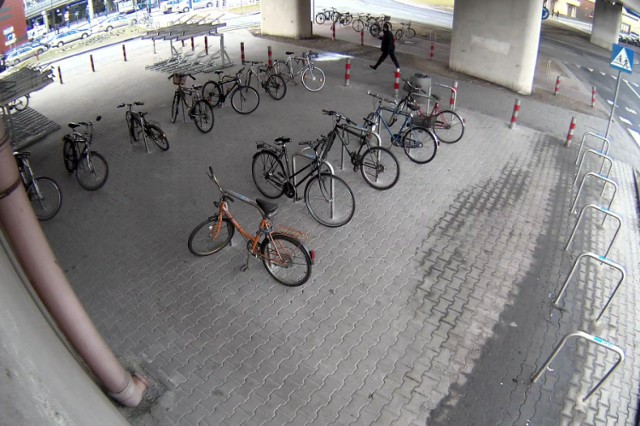 Widok z kamery monitoringu na parking rowerowy