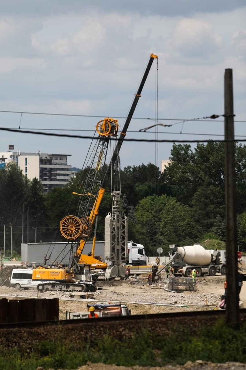 Kraków. Żądają wstrzymania budowy Trasy Łagiewnickiej. Dosyć betonowania! [ZDJĘCIA Z BUDOWY]