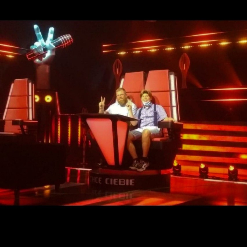 Julek z tatą Andrzejem w fotelu jurorów The Voice Kids